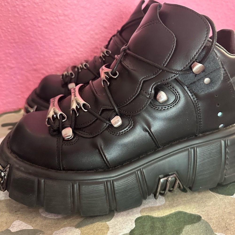 new rock cd-811! worn twice in great condition!unfortunately were too small - Picture 3 of 4